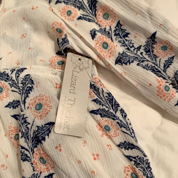 Floral light weight tiered Blouse - Picture 4 of 8